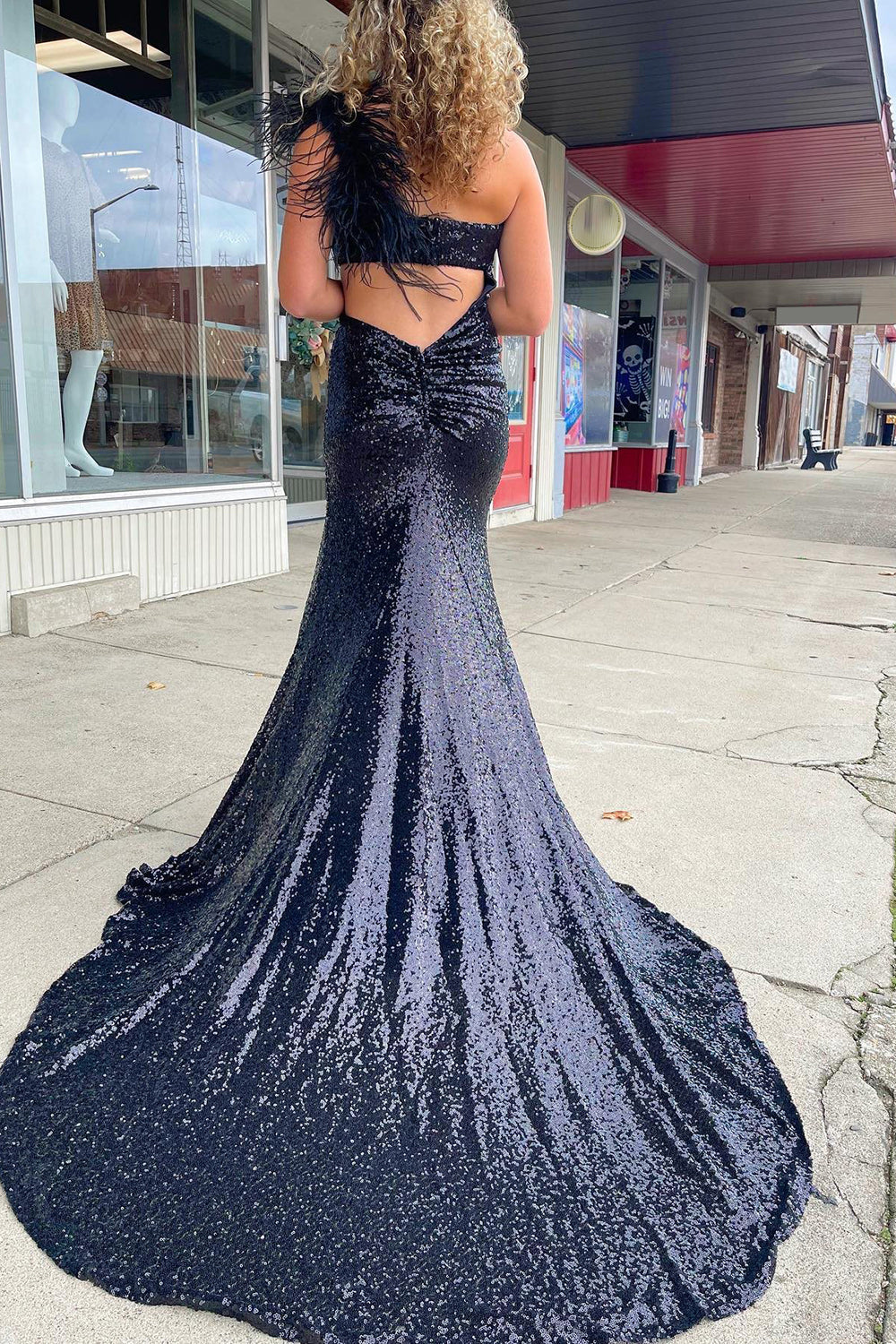 Robe de bal longue sirène à une épaule et sequins noirs découpés