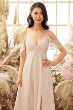 Vestido de dama de honor rosa con hombros descubiertos y corte en A