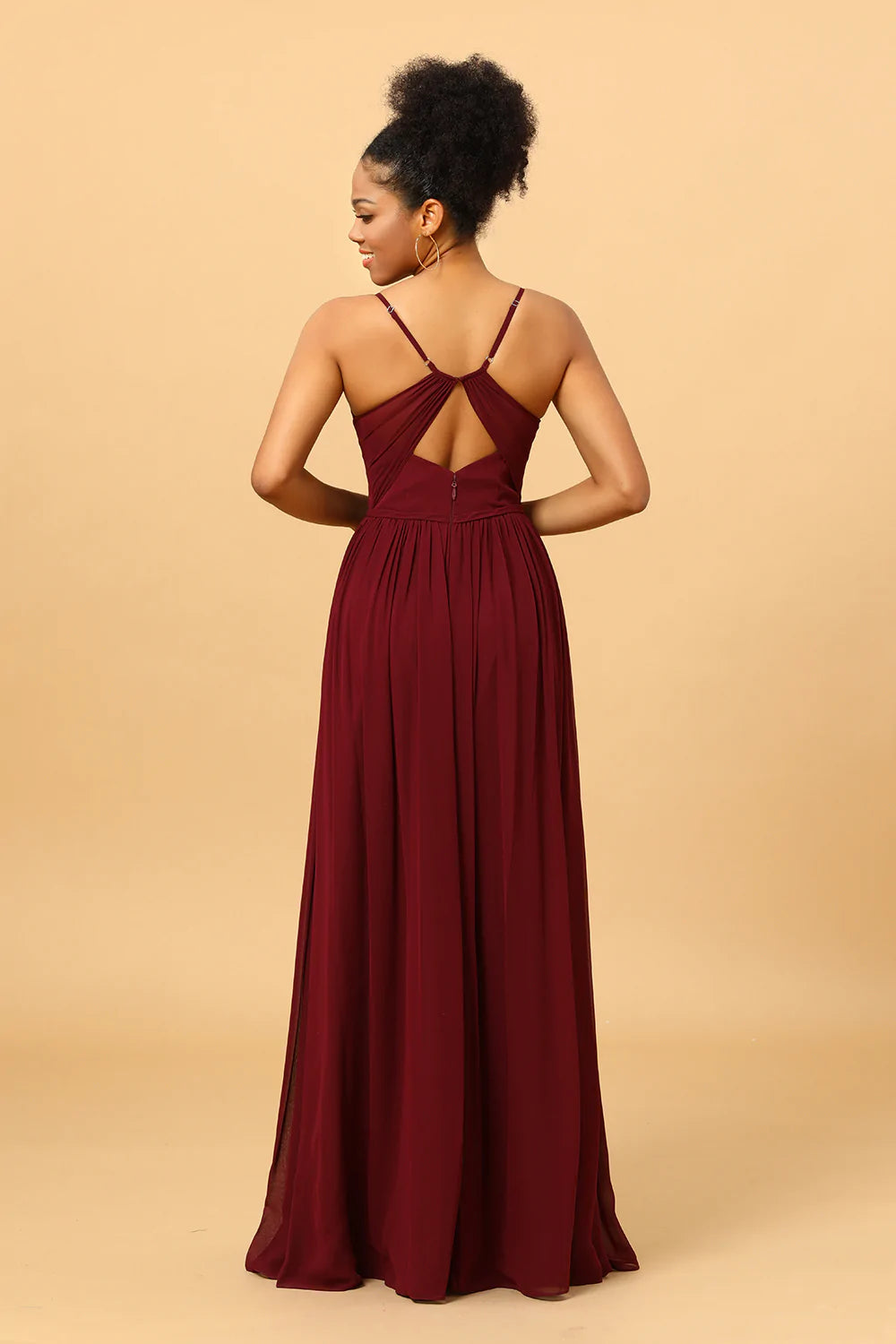 Vestido de dama de honor corte A, de gasa color burdeos con abertura