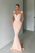 Vestido largo de fiesta estilo sirena con escote corazón y hombros descubiertos, adornado con lentejuelas.