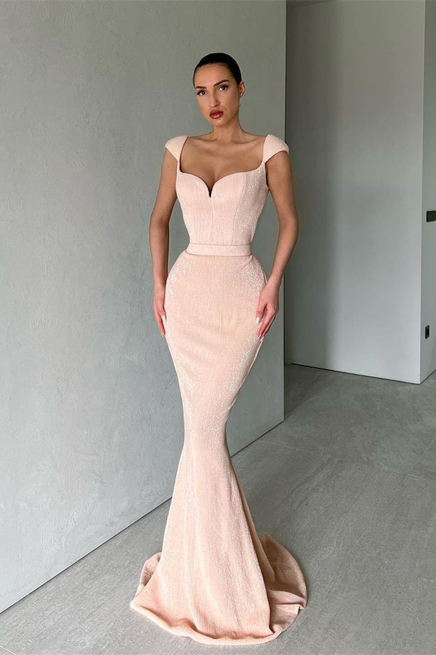 Vestido largo de fiesta estilo sirena con escote corazón y hombros descubiertos, adornado con lentejuelas.
