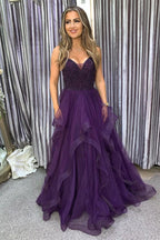 Vestido largo de fiesta morado oscuro con tirantes finos y corte en A, con pedrería