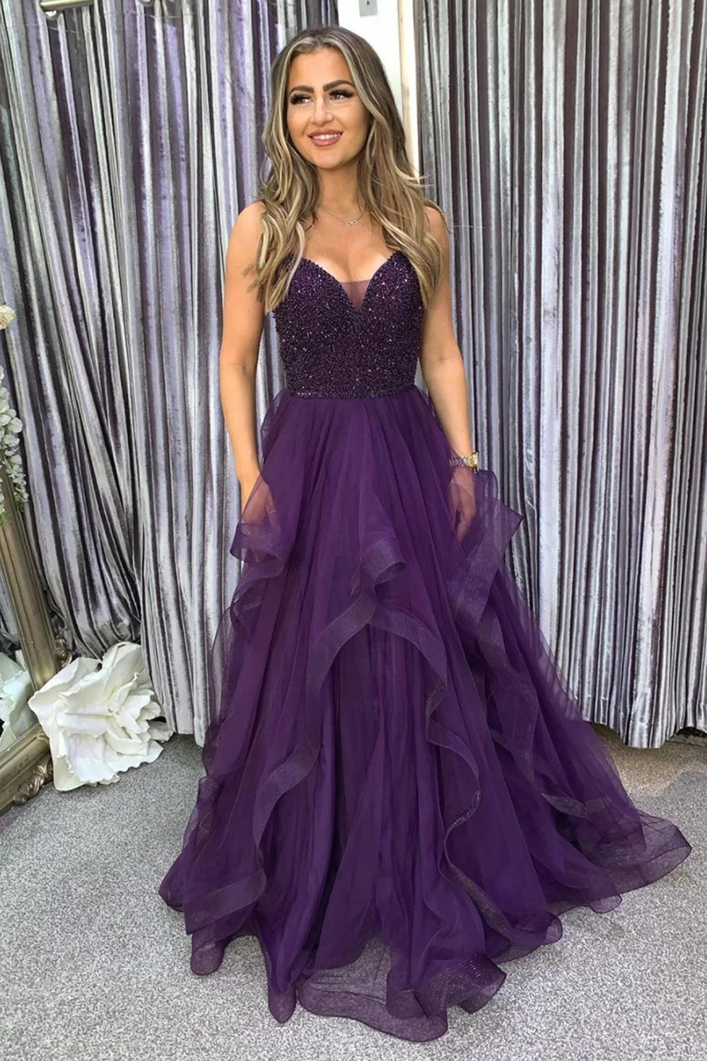 Vestido largo de fiesta morado oscuro con tirantes finos y corte en A, con pedrería