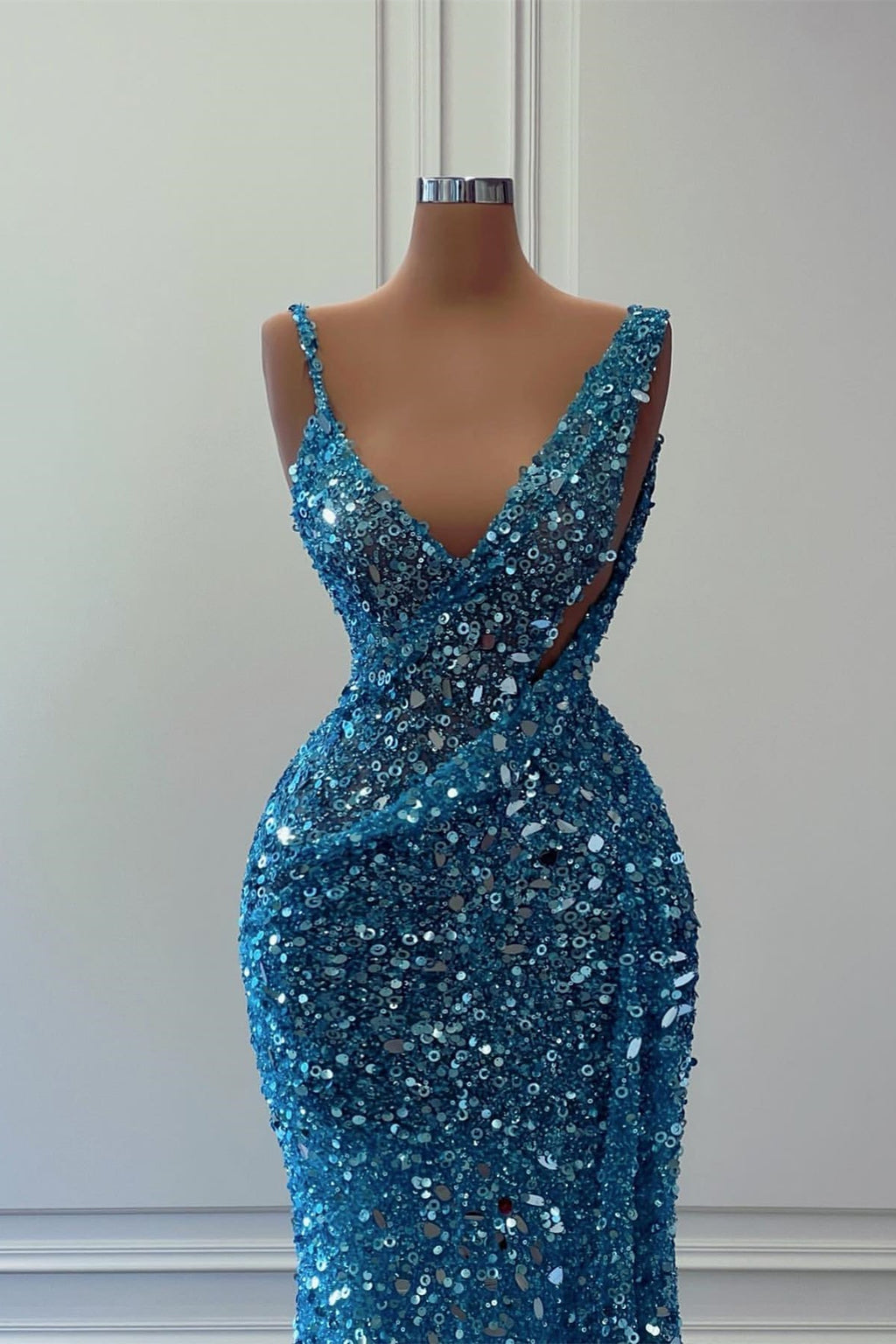 Vestido largo de sirena sin mangas con hombros descubiertos y lentejuelas