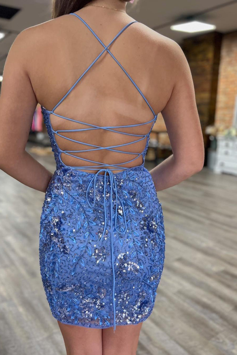Elegante vestido corto azul de tirantes finos y lentejuelas para baile de bienvenida