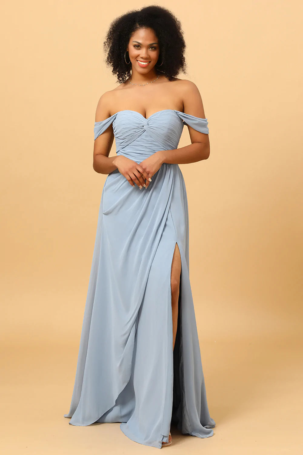 Vestido de dama de honor azul de gasa con hombros descubiertos y abertura