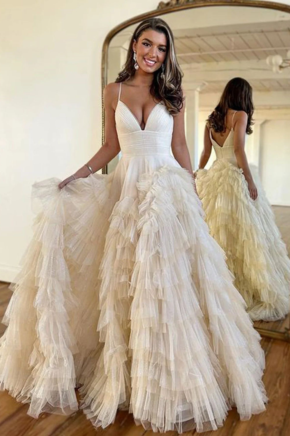 Vestido largo de fiesta rosa con tirantes finos, corte en A y volantes