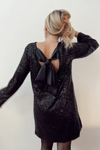 Robe mini ample à sequins et nœud papillon dans le dos, inspirée par Lost in Your Eyes 