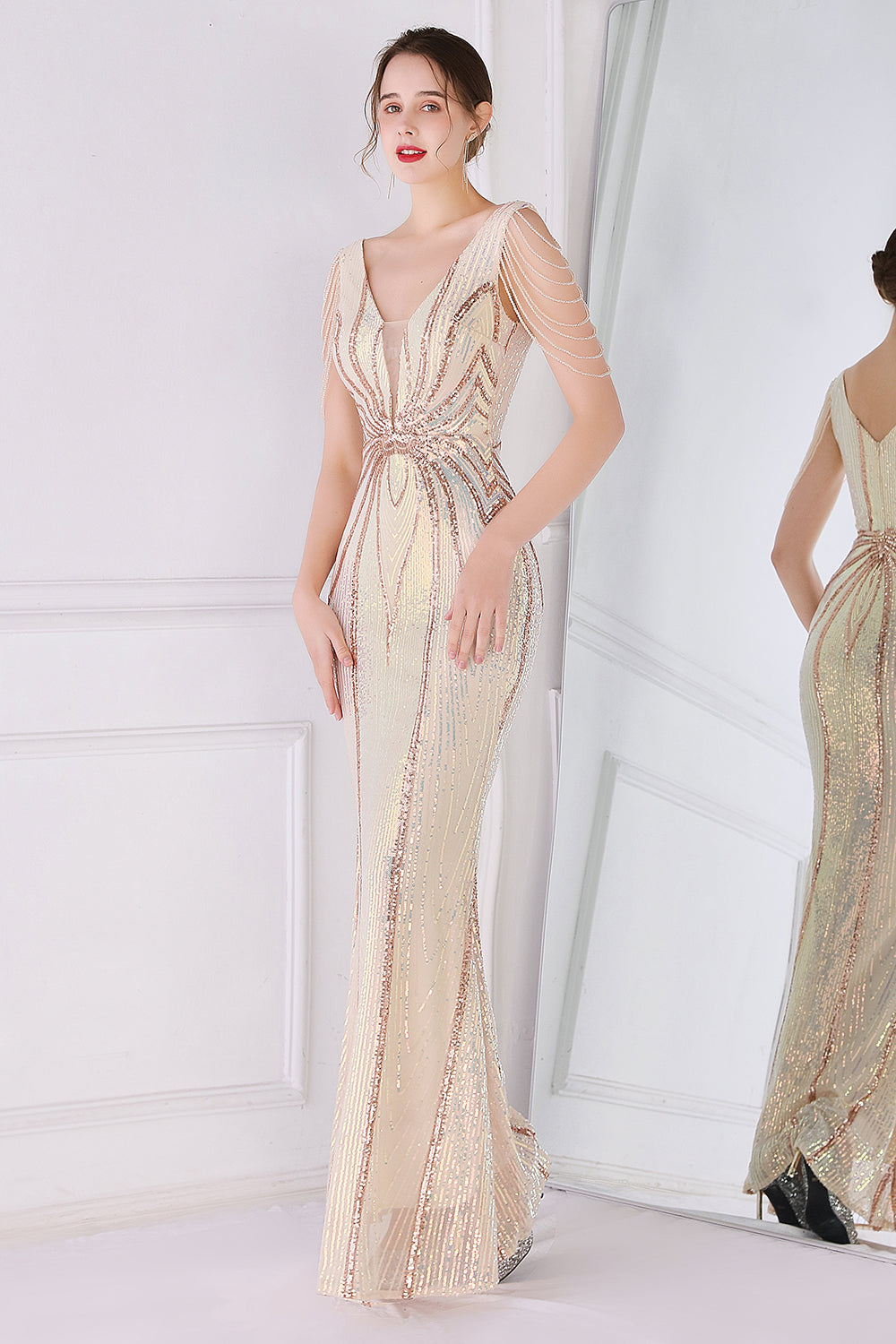 Robe de bal fourreau à sequins dorés et franges