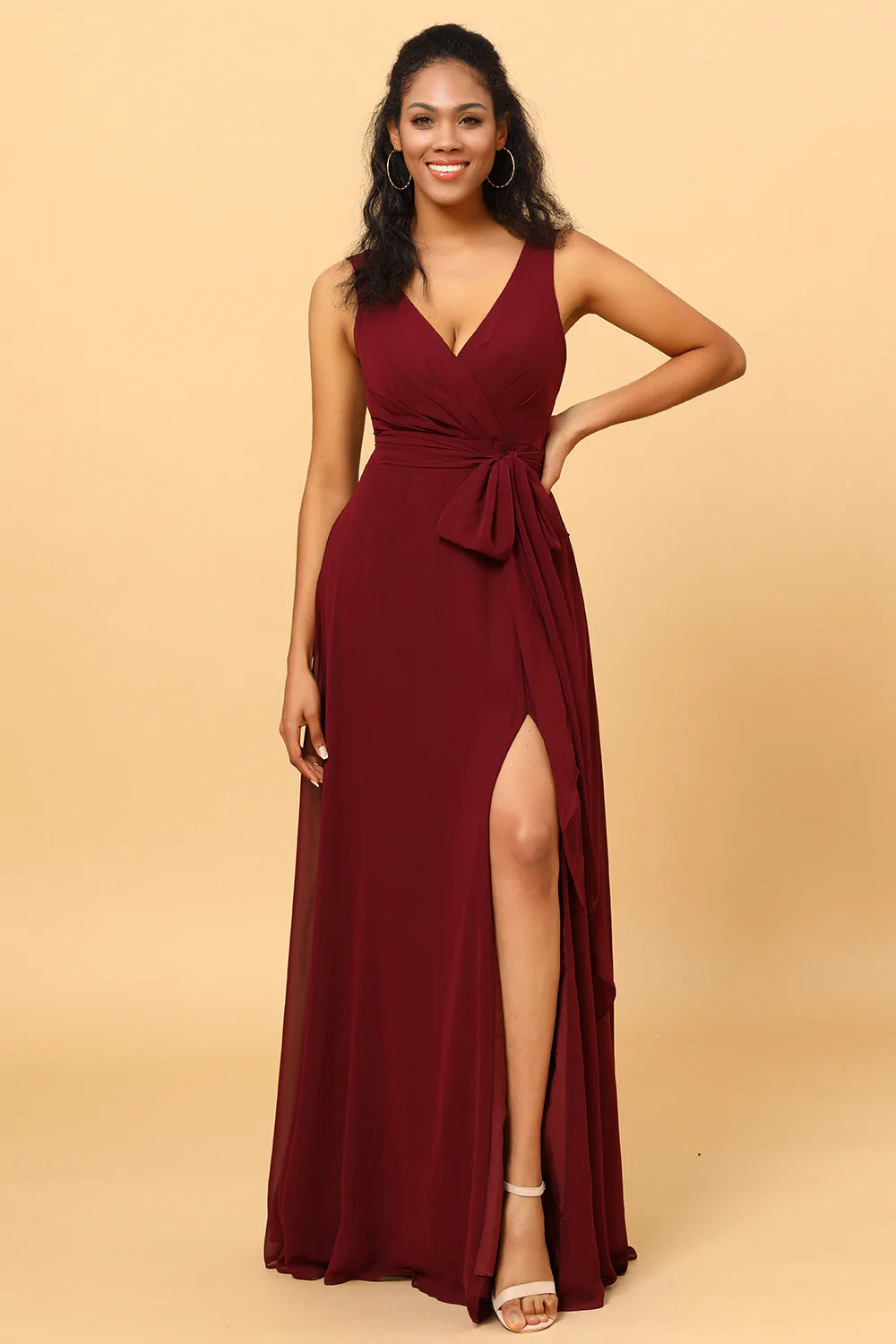 Vestido de dama de honor cruzado de gasa color burdeos con abertura