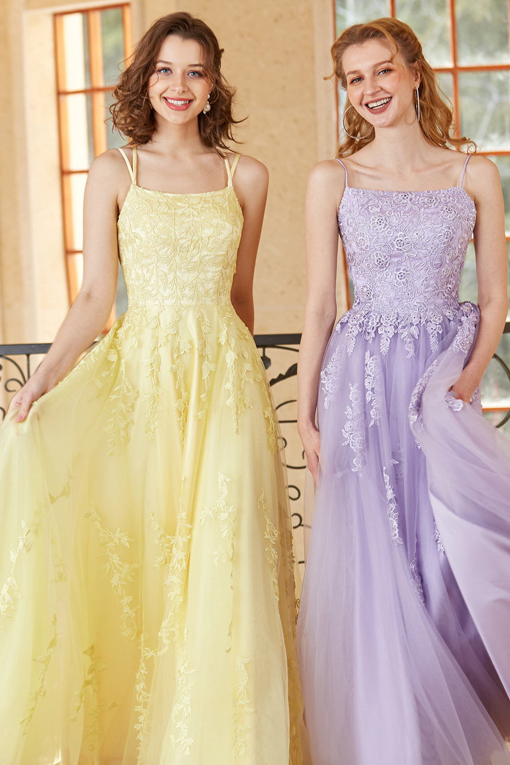 Magnifique robe de bal longue jaune à bretelles spaghetti et coupe trapèze, ornée d'appliqués.