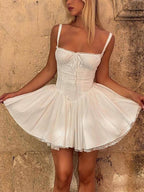 Robe courte en dentelle à ourlet asymétrique 