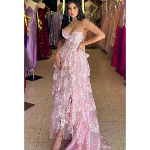 Robe de bal de fin d'année glamour et spectaculaire, coupe trapèze, épaules dénudées, sans manches