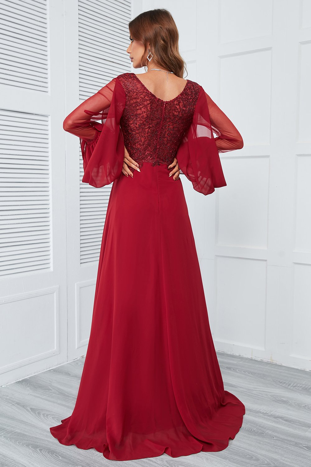Robe de bal longue bordeaux ornée de perles et de dentelle