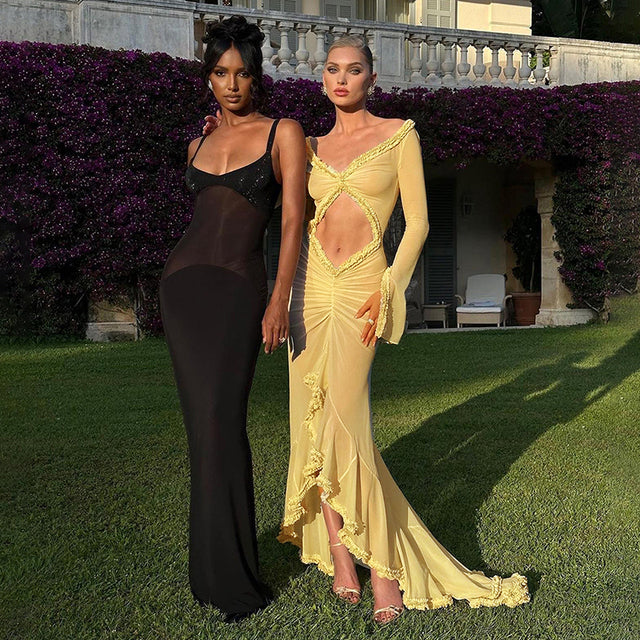Vestido de noche sexy con borlas, manga larga, escote pronunciado y transparencias, color liso, primavera 2024. 