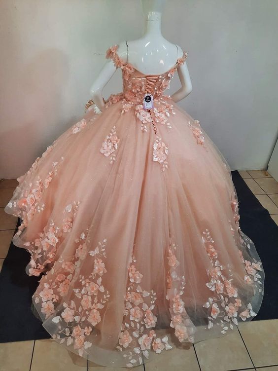 Vestido color melocotón, ideal para quinceañeras y quinceañeras. Vestido de princesa con hombros descubiertos y cordones. Modelo Y2686