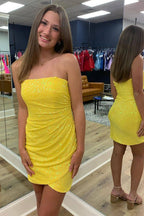 Robe de bal courte moulante sans bretelles à sequins jaunes « Sparkle 'til Dawn »