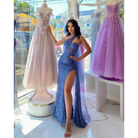 Robe de soirée bleue scintillante à une épaule avec appliques perlées et fente