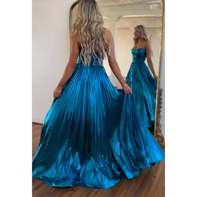 Vestido de fiesta sencillo e informal, sin mangas, fruncido, con abertura lateral y hombros descubiertos