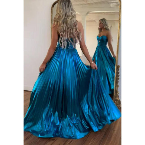 Vestido de fiesta sencillo e informal, sin mangas, fruncido, con abertura lateral y hombros descubiertos