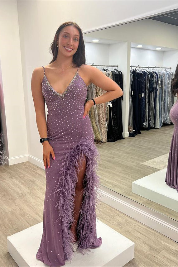 Robe de bal prune royale à plumes, bretelles spaghetti et détails perlés