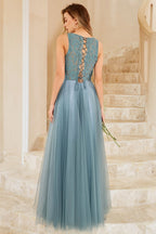 Vestido de dama de honor de tul azul grisáceo con encaje