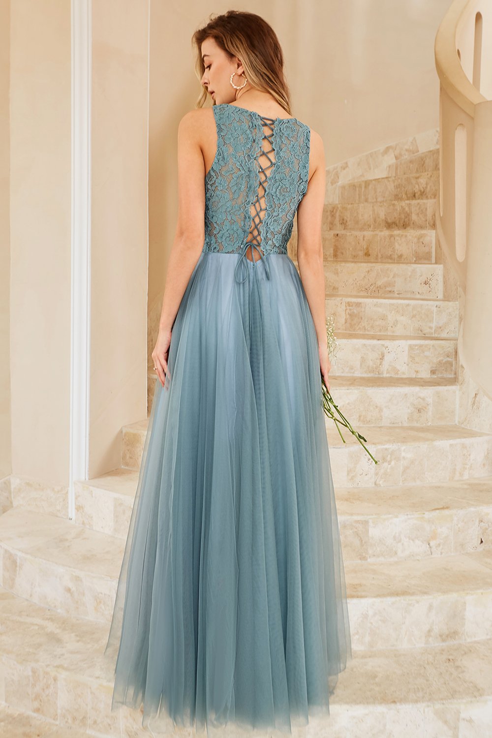 Vestido de dama de honor de tul azul grisáceo con encaje