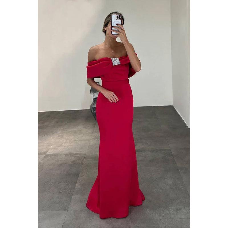 Vestido de fiesta formal rojo con hombros descubiertos, mangas cortas y cristales