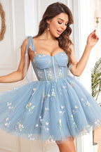 Vestido corto de fiesta gris y azul con tirantes finos y corte en A, con bordado.