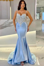 Atractivo vestido de fiesta largo de sirena con tirantes finos, encaje y cola