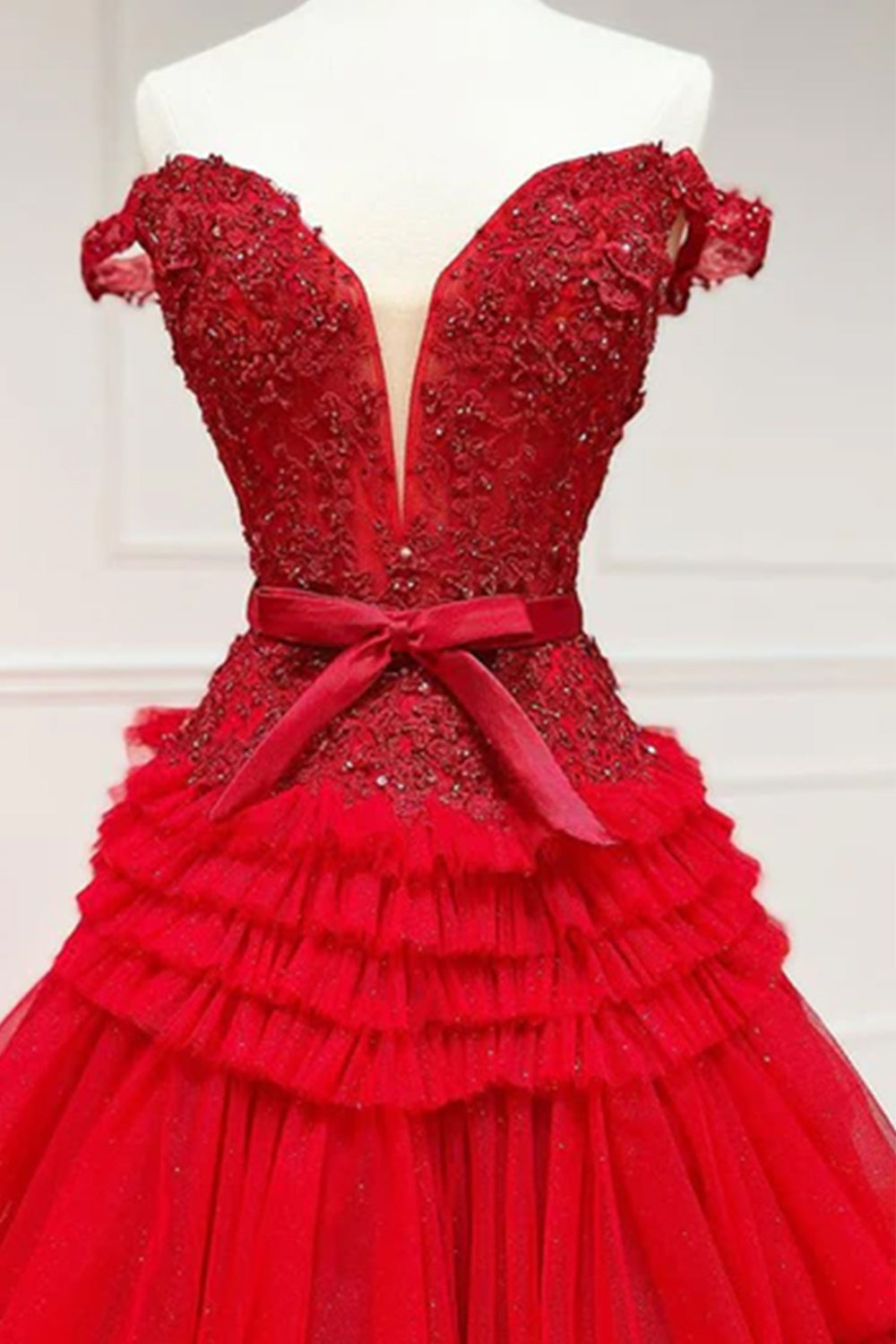 Vestido largo de fiesta rosa claro con escote barco y volantes