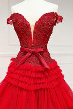 Vestido largo de fiesta rosa claro con escote barco y volantes
