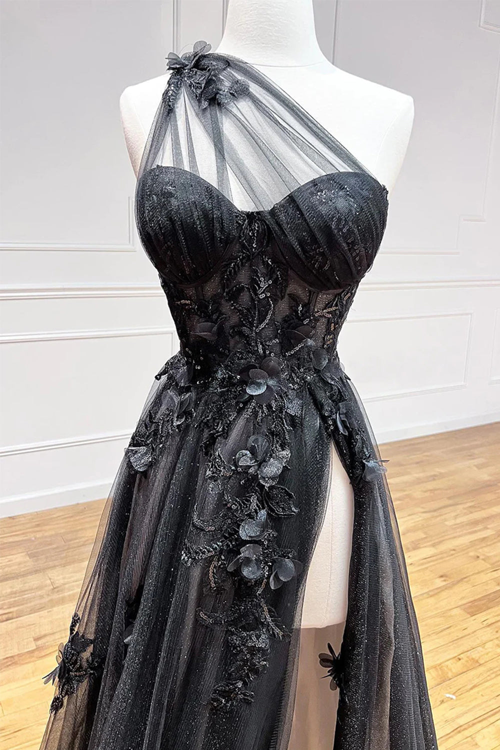 Vestido largo de fiesta negro de corte A con un solo hombro y apliques