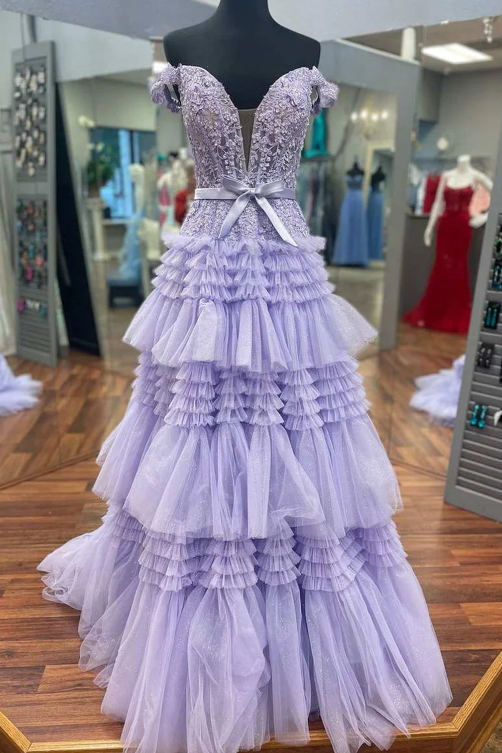 Vestido largo de fiesta rosa claro con escote barco y volantes