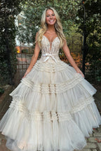 Vestido largo de fiesta rosa claro con escote barco y volantes