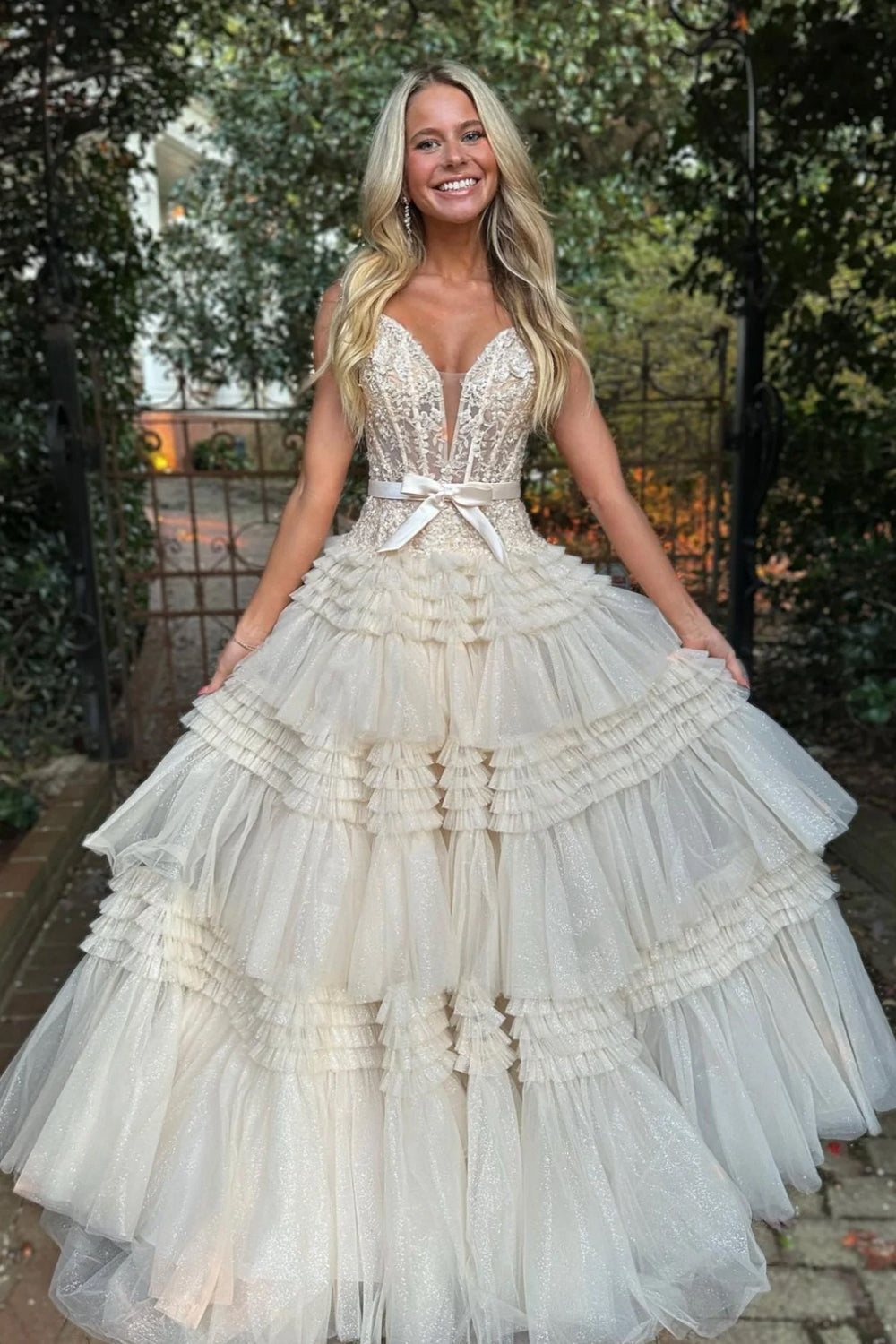 Vestido largo de fiesta rosa claro con escote barco y volantes