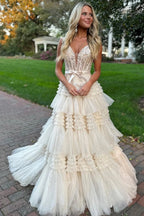 Vestido largo de fiesta rosa claro con escote barco y volantes