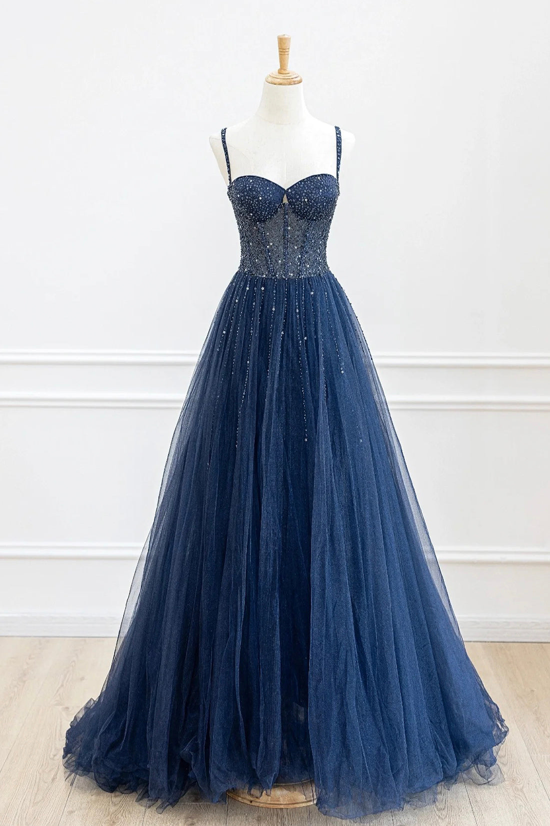 Vestido largo de fiesta de tul con cuentas