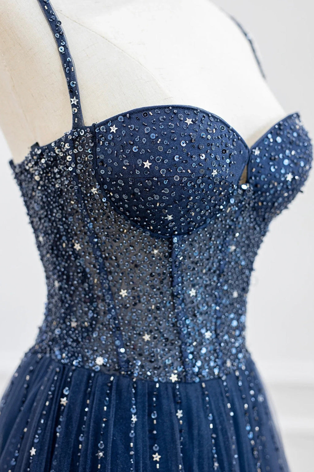 Vestido largo de fiesta de tul con cuentas