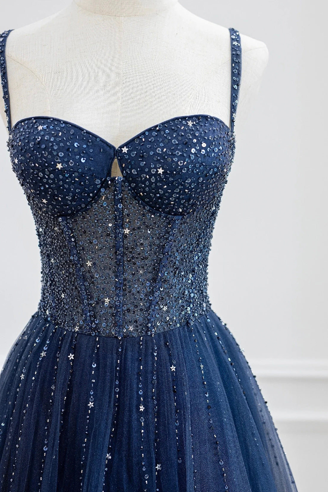 Vestido largo de fiesta de tul con cuentas