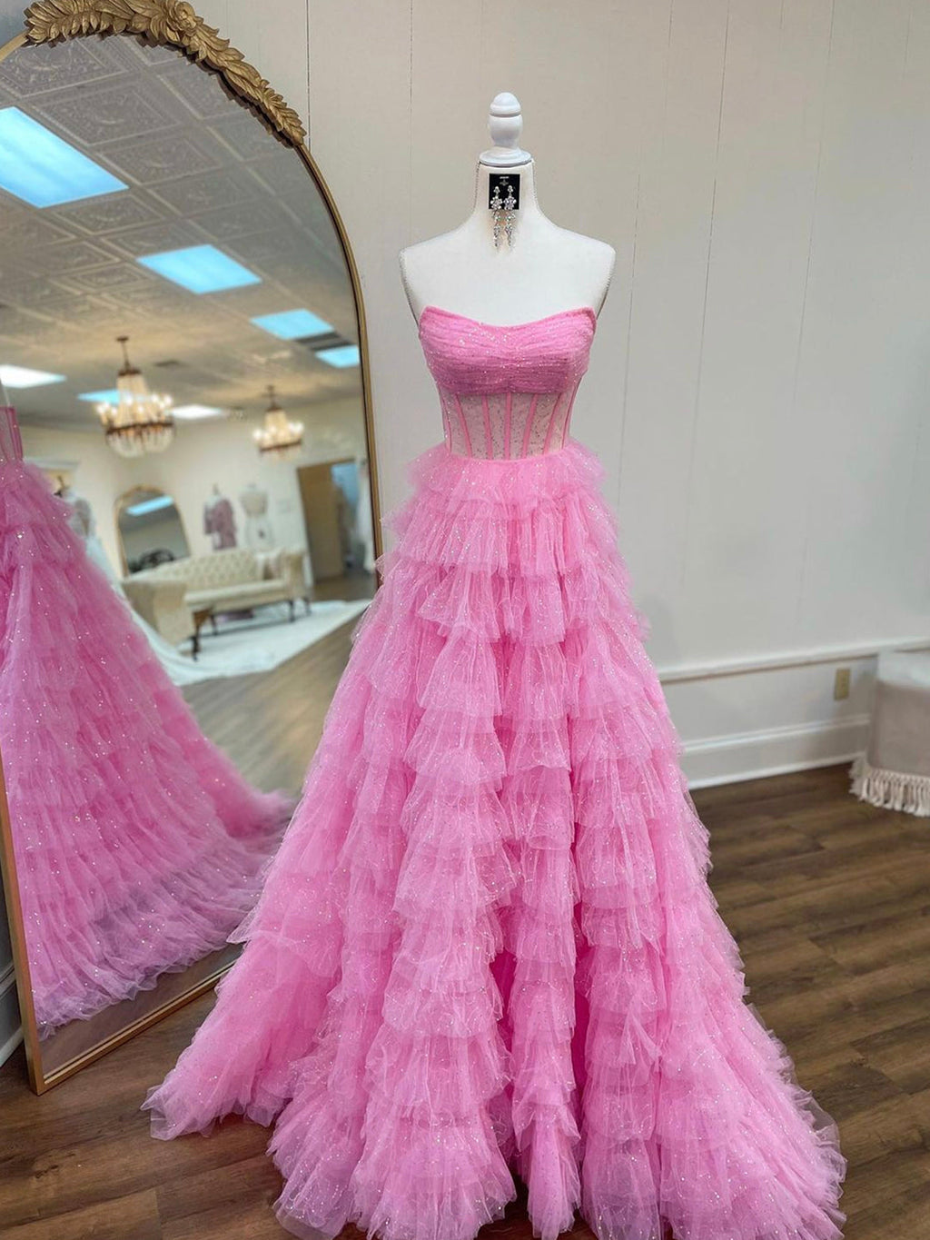 Vestido de fiesta de tul brillante con corsé sin tirantes y corte en A con volantes