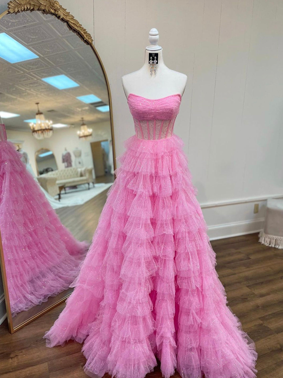 Vestido de fiesta de tul brillante con corsé sin tirantes y corte en A con volantes