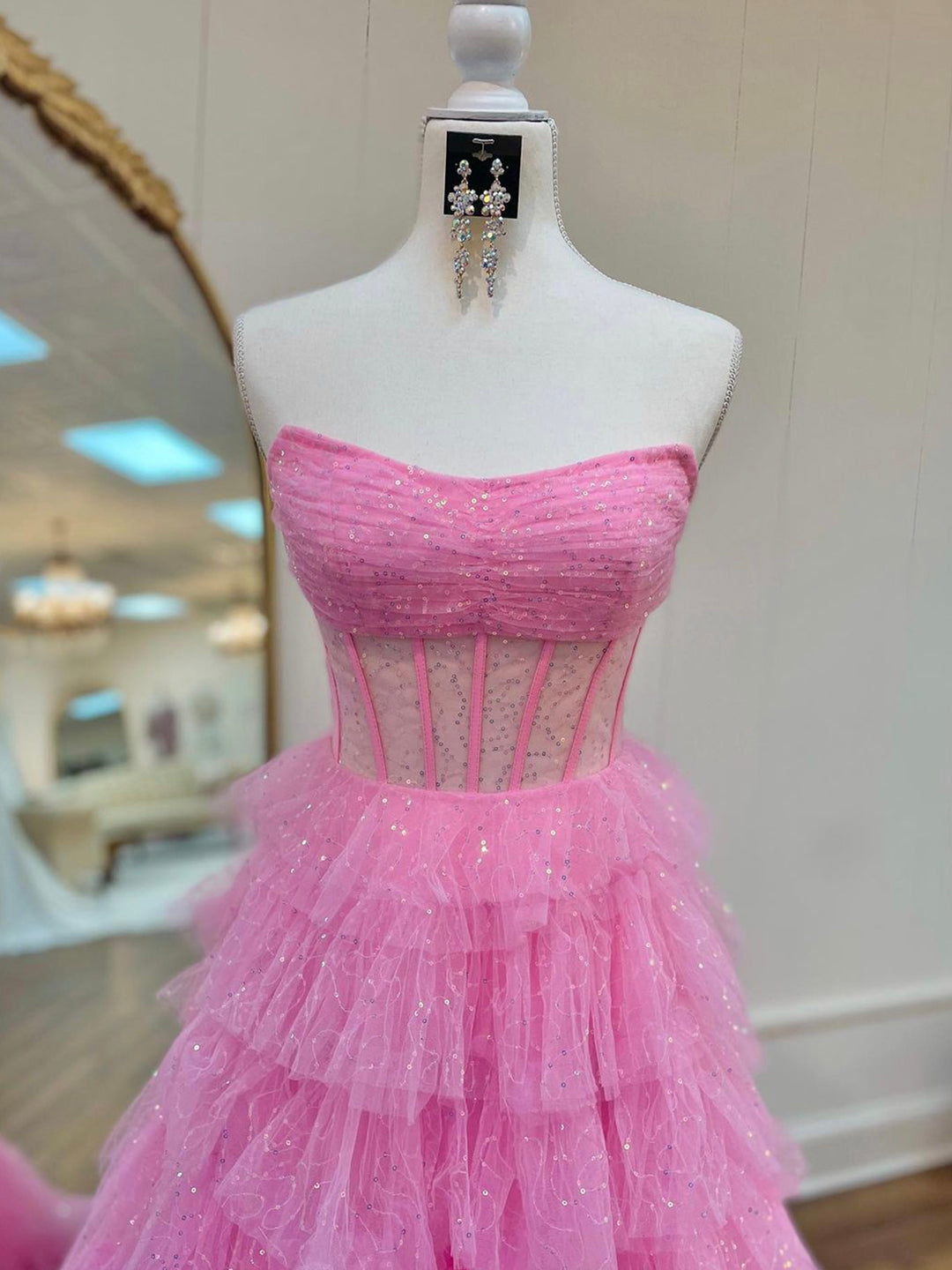 Vestido de fiesta de tul brillante con corsé sin tirantes y corte en A con volantes