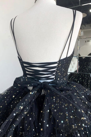 Robe de bal trapèze à fines bretelles et jupe asymétrique en tulle à volants.