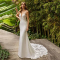 Robe de mariée sirène élégante blanche en dentelle, col en V, dos nu, bretelles spaghetti, traîne balayée 