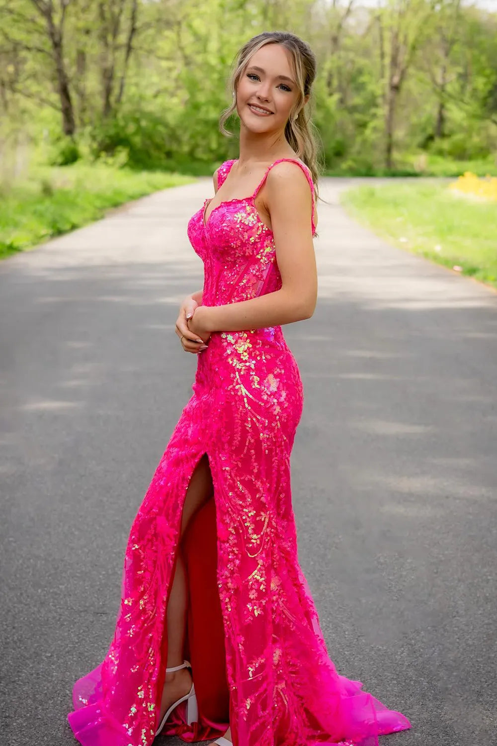 Robe de bal longue sirène à sequins fuchsia scintillants, épaules dénudées et fente.