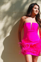Robe de bal moulante sans bretelles ornée de plumes