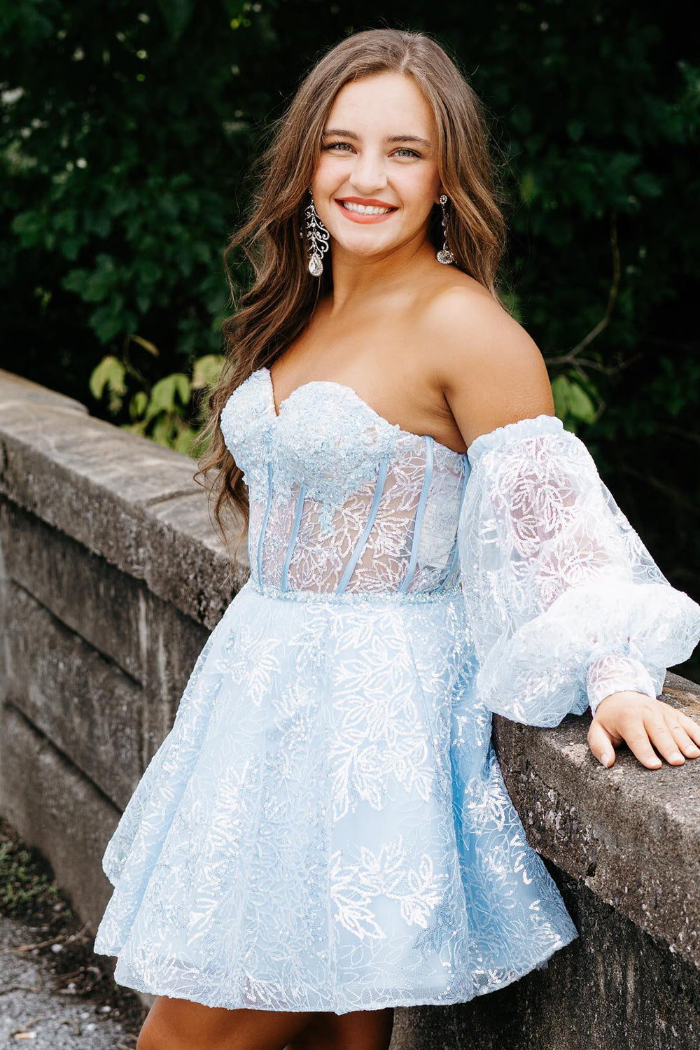 Vestido corto negro de corte línea, escote corazón y mangas largas para baile de bienvenida