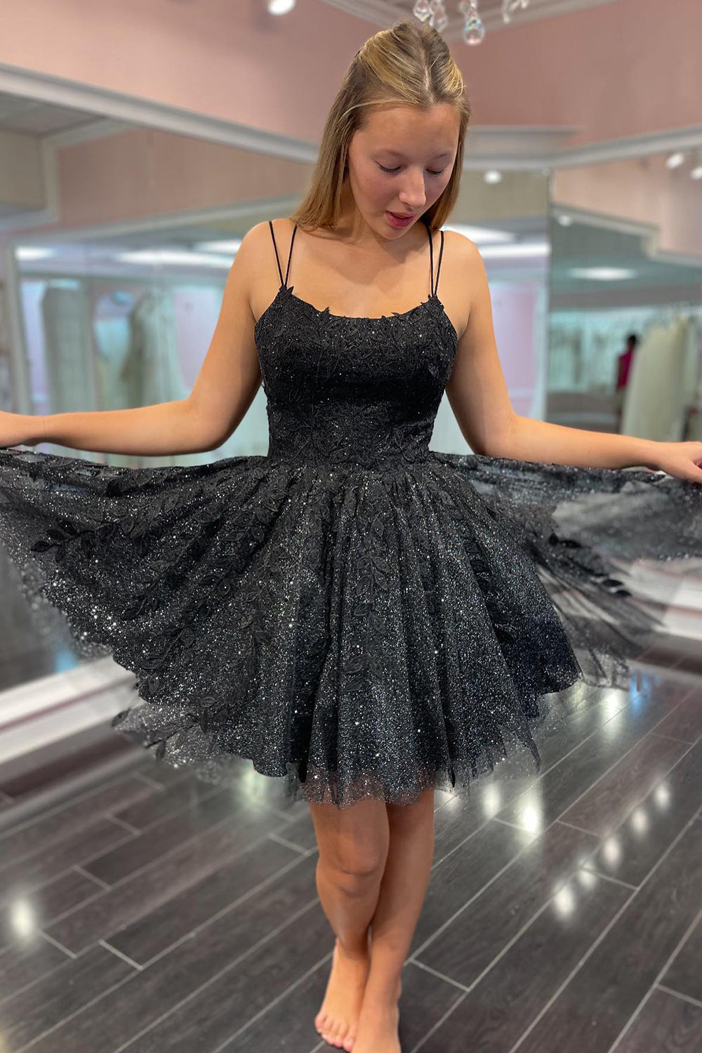 Robe de bal de promo en tulle à fines bretelles pailletées et coupe trapèze, ornée d'appliqués