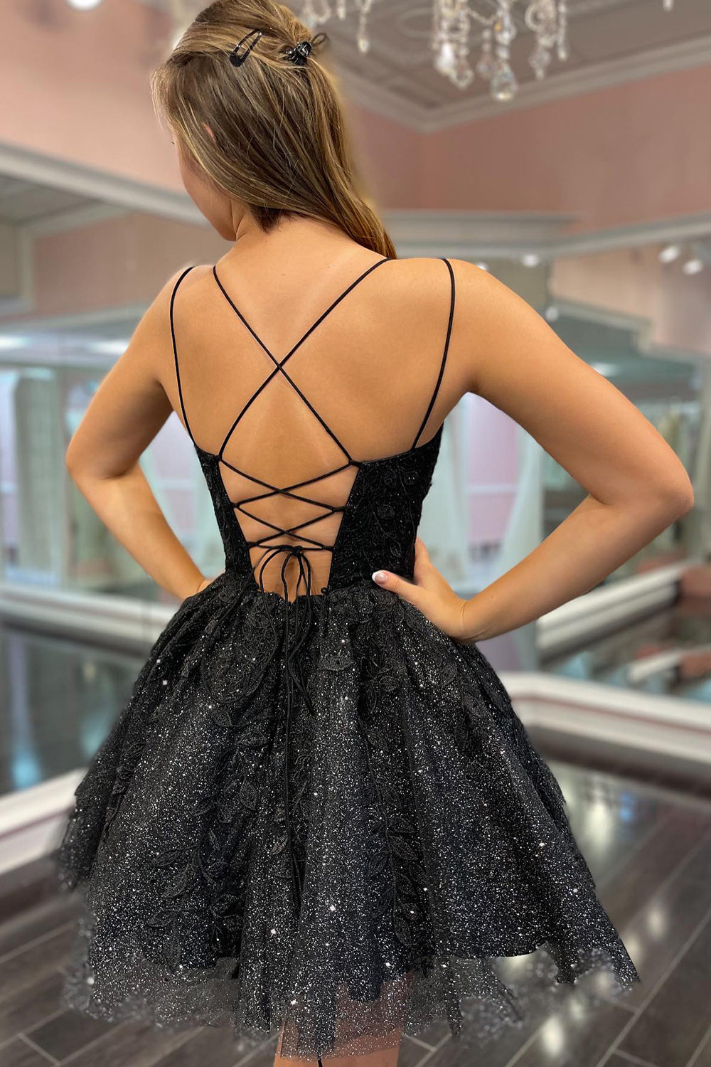 Robe de bal de promo en tulle à fines bretelles pailletées et coupe trapèze, ornée d'appliqués